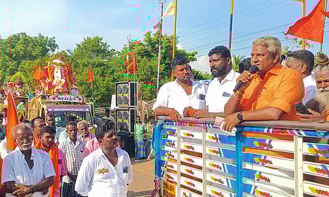 விநாயகர் சிலைகளை ஊர்வலமாக எடுத்து சென்று ஆற்றில் கரைப்பு