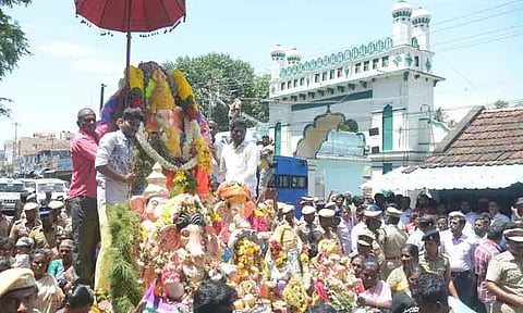 பலத்த பாதுகாப்புடன் விநாயகர் சிலைகள் ஊர்வலம்
