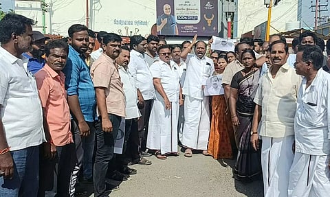 அ.தி.மு.க. மாவட்ட செயலாளர் குமரகுரு மீது 18 போலீஸ் நிலையங்களில் தி.மு.க.வினர் புகார்