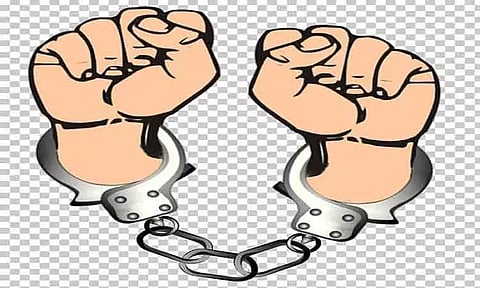 11-ம் வகுப்பு மாணவரை தாக்கிய 4 பேர் கைது