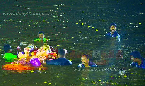 மதுரையில் வைகை ஆற்றில் விநாயகர் சிலைகள் கரைப்பு