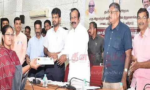 மாவட்ட தொழில் மையம் சார்பில் 47 பேருக்கு ரூ.33 கோடி வங்கிக்கடன் அமைச்சர் முத்துசாமி வழங்கினார்