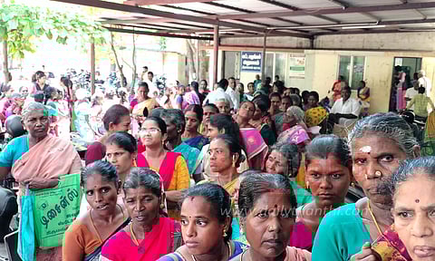 உரிமை தொகைக்கு பதிவு செய்யதிருமங்கலம் தாலுகா அலுவலகத்தில் குவிந்த பெண்கள்