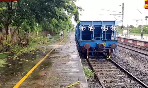 மரம் முறிந்து ரெயில்வே மின்சார கம்பியில் விழுந்ததால், விரைவு ரெயில்கள் தாமதம்