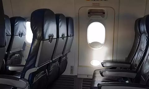 டெல்லியில் இருந்து சென்னை வந்தபோது விமானத்தில் அவசரகால கதவை திறக்க முயன்ற ராணுவ வீரர் - போலீசார் எச்சரித்து அனுப்பினர்