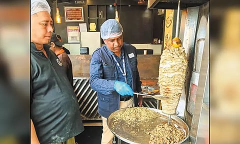 சென்னையில் 'சவர்மா' கடைகளில் உணவு பாதுகாப்பு அதிகாரிகள் அதிரடி சோதனை - தரமற்ற கடைகளுக்கு 'சீல்'