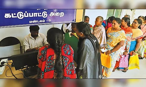 கலைஞர் மகளிர் உரிமைத் திட்ட விண்ணப்பத்தில் கூலித் தொழிலாளிகள் குடும்பத்திற்கும் ரூ.2½ லட்சம் ஆண்டு வருமானம் பதிவு - குடும்பத் தலைவிகள் புலம்பல்
