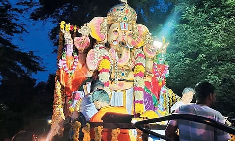 விநாயகர் சிலைகள் ஊர்வலம்; மேளதாளத்துடன் ஆறு, ஏரிகளில் கரைப்பு