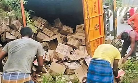 படப்பை அருகே மதுபானம் ஏற்றி வந்த லாரி கவிழ்ந்து விபத்து