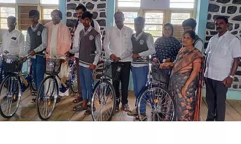 பள்ளி மாணவிகளுக்கு விலையில்லா சைக்கிள்