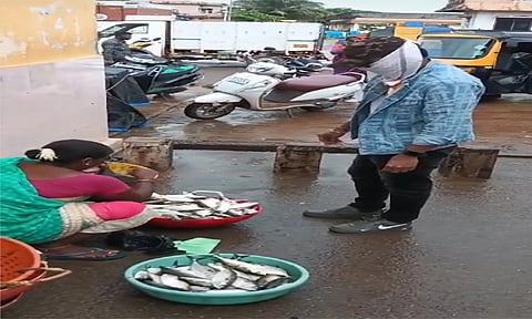 3 ஆண்டுகள் கழித்து துபாயில் இருந்து வந்து தாய்க்கு இன்ப அதிர்ச்சி கொடுத்த வாலிபர்