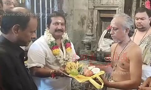 திருநள்ளாறு சனீஸ்வரர் கோவிலில் பின்னணி பாடகர் மனோ சாமி தரிசனம்