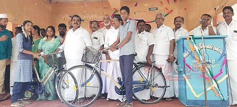 மாணவ-மாணவிகளுக்கு விலையில்லா சைக்கிள்