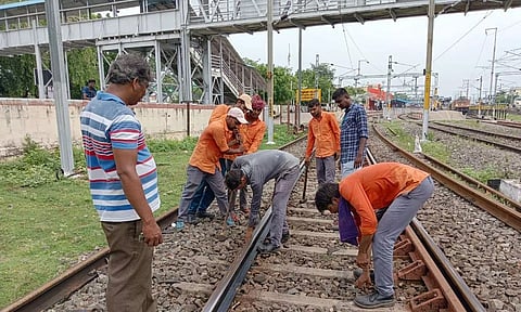 விழுப்புரம் ரெயில் நிலையத்தில் தண்டவாள பராமரிப்பு பணிகள்