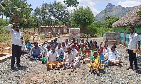 மயானத்திற்கு கூடுதல் இடம் கேட்டு பொதுமக்கள் தர்ணா