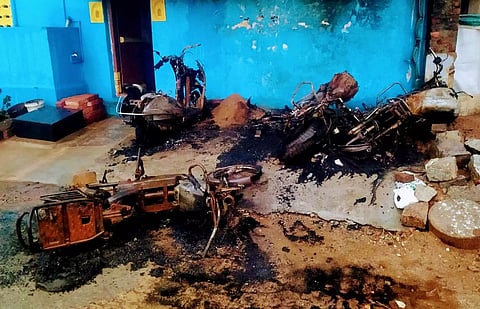 4 மோட்டார் சைக்கிள்களுக்கு தீ வைப்பு