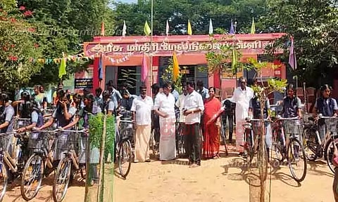 மாணவர்களுக்கு விலையில்லா சைக்கிள்கள்