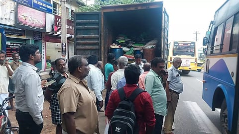 தக்கலை அருகே கேரளாவில் இருந்து இறைச்சி கழிவுகளை ஏற்றி வந்த லாரி பறிமுதல்