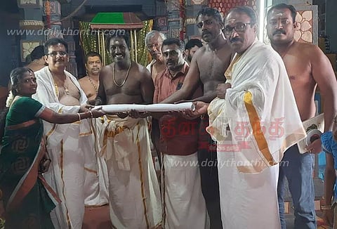 கன்னியாகுமரி பகவதி அம்மன் கோவிலில் கட்டப்படும் ராஜகோபுரம் மாதிரி வரைபடம் அறங்காவலர் குழு தலைவரிடம் ஒப்படைப்பு