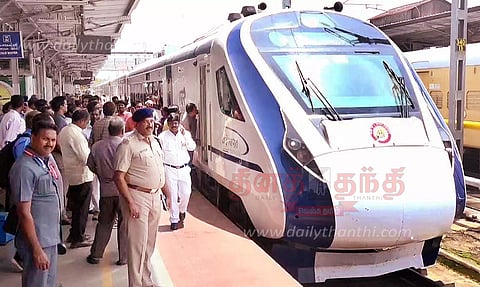 திருச்சியில் வந்தே பாரத் ரெயிலை வியந்து பார்த்த பயணிகள்