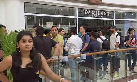 இந்தியாவில் விற்பனைக்கு வந்த ஐபோன் 15 சீரிஸ்: அதிகாலை 3 மணிக்கே குவிந்த இளைஞர்கள்!