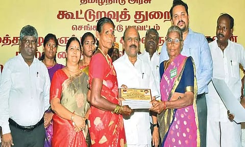 செங்கல்பட்டு மண்டலத்தில் கூட்டுறவுத்துறை சார்பாக 100 மகளிர் சுயஉதவி குழுக்களுக்கு கடன் உதவி