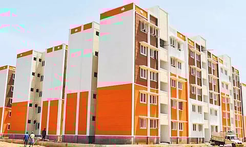 நகர்ப்புற வாழ்விட மேம்பாட்டு வாரியத்தின் மூலம் அடுக்குமாடி குடியிருப்பு கட்டும் பணி தீவிரம்