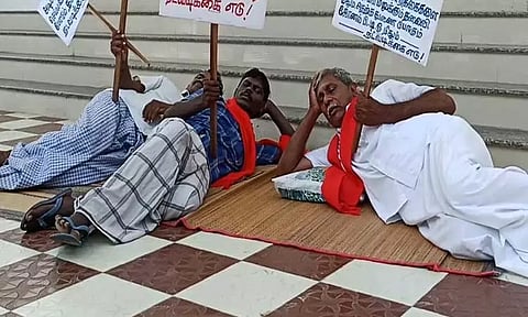 கோவில்பட்டி யூனியன் அலுவலகம் முன்புஇந்திய கம்யூனிஸ்டு கட்சியினர் நூதன போராட்டம்