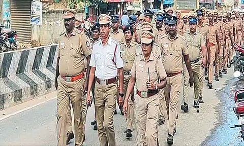 சுங்குவார்சத்திரம் பகுதியில் போலீசார் அணிவகுப்பு