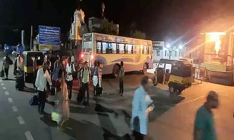 இரவில் கோவில் வரை இயக்கப்படாத அரசு பஸ்கள்; பயணிகள் தவிப்பு