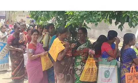 மகளிர் உரிமைத்தொகைக்கு விண்ணப்பிக்க குவிந்த பெண்கள்