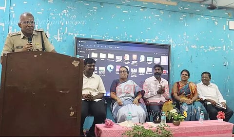 இருசக்கர வாகன விபத்தில் உயிரிழப்பை தடுக்க ஹெல்மெட் கட்டாயம் அணிய வேண்டும்