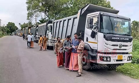 கனரக வாகனங்களை போலீசார் தடுத்து நிறுத்தியதால் பரபரப்பு