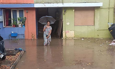 கொட்டி தீர்த்த மழையால் வீடுகளுக்குள் புகுந்த தண்ணீர்