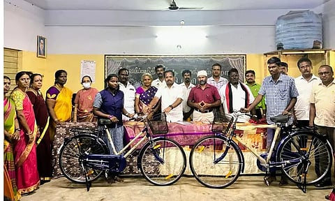 மாணவ-மாணவிகளுக்கு விலையில்லா சைக்கிள்