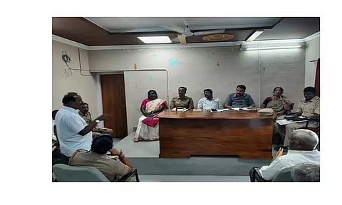 கூடலூரில் ஆர்.டி.ஓ. தலைமையில் காந்திநகர் மக்களிடம் பேச்சுவார்த்தை நடைபெற்ற போது எடுத்த படம்.