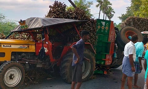 மூங்கில்துறைப்பட்டு அருகேகரும்பு டிராக்டர் கவிழ்ந்து விபத்து