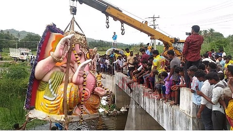 பாலக்கோட்டில் பறிமுதல் செய்யப்பட்ட 22 அடி விநாயகர் சிலை சனத்குமார் ஆற்றில் கரைப்பு