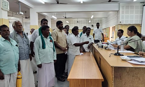 100 நாள் வேலை திட்டத்தை உடனடியாக நிறுத்த வேண்டும்