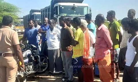 கிராவல் மண் அள்ளிச்சென்ற லாரிகளை சிறைபிடித்த பொதுமக்கள்