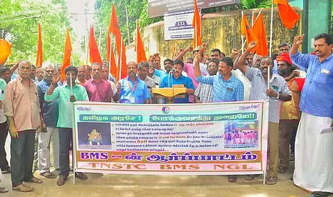 ஊதிய உயர்வு கோரி போக்குவரத்து தொழிலாளர்கள் ஆர்ப்பாட்டம்