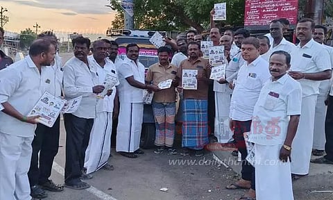 தி.மு.க. சாதனை விளக்க துண்டுபிரசுரம் வினியோகம்