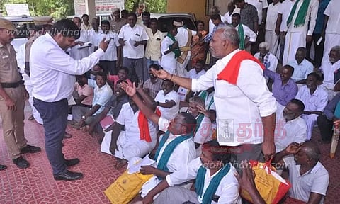 குறை தீர்க்கும் கூட்டத்தில் விவசாயிகள் வெளிநடப்பு