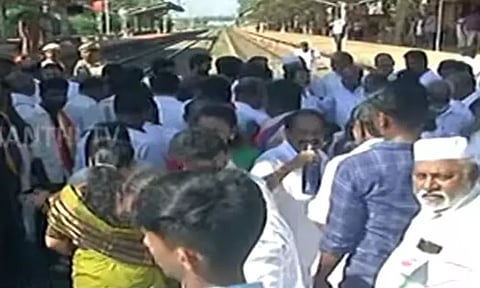 மத்திய அரசுக்கு எதிராக பொங்கிய சிவகங்கை.. கடையடைப்பு.. பந்த்.. ரெயில் மறியல் ..