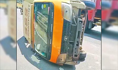 அம்பத்தூரில் தாறுமாறாக ஓடிய மினிவேன் சாலையில் கவிழ்ந்தது - டிரைவர் காயம்