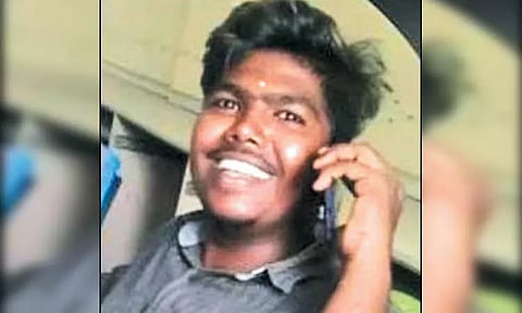 மதுராந்தகத்தில் ரெயிலுக்கும் பிளாட்பாரத்துக்கும் இடையில் சிக்கி என்ஜினீயரிங் மாணவர் படுகாயம் - 2 கால்களும் துண்டானது