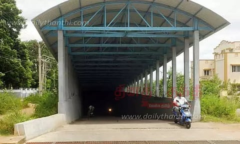 பகல் நேரத்தில் இருள் சூழ்ந்து காணப்படும் ரெயில்வே சுரங்கப்பாதை