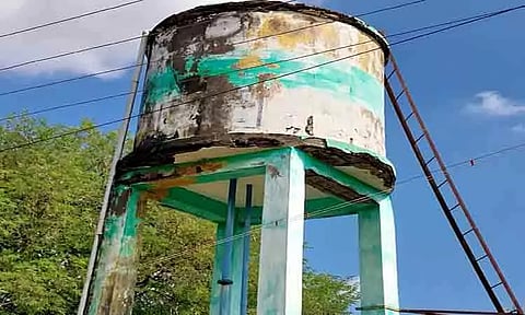 சேதமடைந்த மேல்நிலை நீர்த்தேக்க தொட்டி