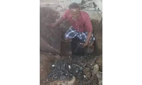 பெரியகுளத்தில்சாக்கடை கால்வாய் அடைப்பை கைகளால் அகற்றிய தூய்மை பணியாளர்