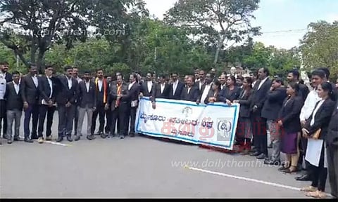 மைசூருவில் வக்கீல்கள் கோர்ட்டு புறக்கணிப்பு